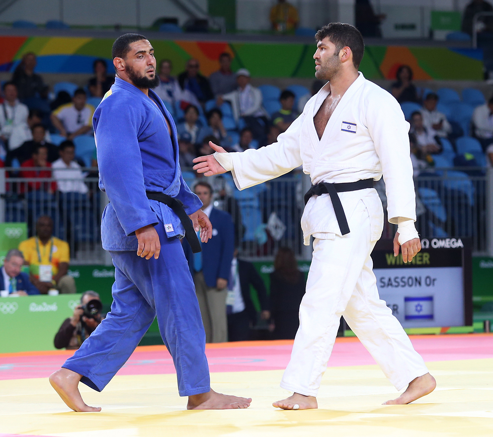 Egyptian Judoka Islam el-Shehaby refuses to shake hands with Israeli Ori Sasson following defeat