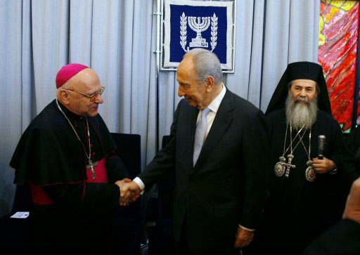 Patriarch Michel Sabbah meets Shimon Peres (Photo: Reuters)