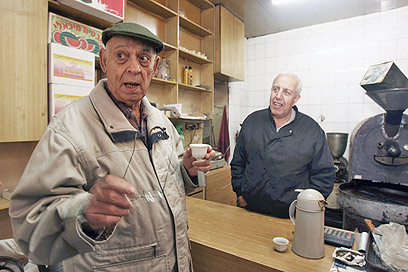 כולם יודעים שאצל מוסטפה הקפה הכי טוב. בקפה חיפה (צילום: אלעד גרשגורן)