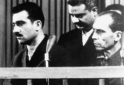 Eli Cohen (left) during his trial (Photo: AFP)