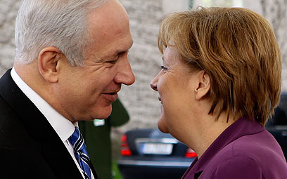 מרקל ונתניהו. מורת רוח שעיכבה את העסקה (צילום: רויטרס) מרקל ונתניהו. מורת רוח שעיכבה את העסקה (צילום: רויטרס)