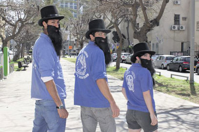 חניכי תנועות הנוער בתחפושת הרצל. יעבירו שיעורים על מורשתו (צילום: שירלי זינגר)
