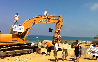 הפגנה נגד בנייה בחוף סירונית בנתניה (צילום: חנה קופרמן, הפורום הישראלי לשמירה על החופים)