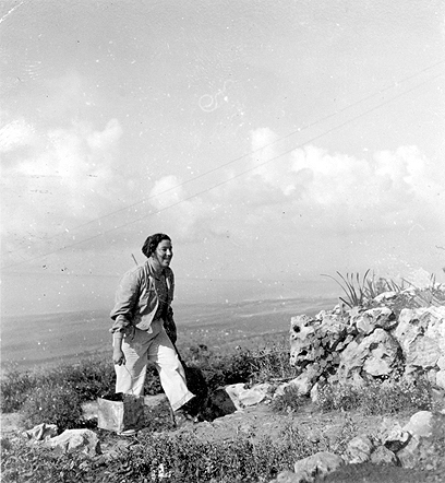 חביבה רייק במסע של פלוגתה במדבר יהודה (צילום: באדיבות ארכיון מורשת)