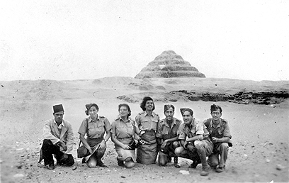 אימון צנחנים במצרים. שנייה משמאל: חביבה רייק (צילום: באדיבות ארכיון מורשת)