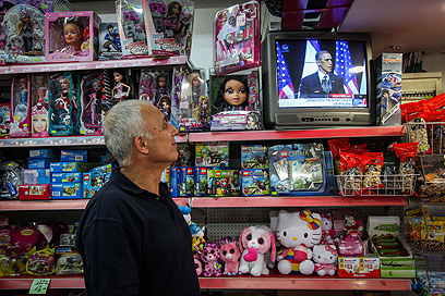 נאום אובמה, גם בטלוויזיה בחנות צעצועים בחיפה (צילום: אבישג שאר-ישוב)