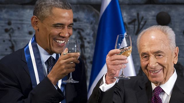 President Barack Obama and Shimon Peres (Photo: AFP) (Photo: AFP)