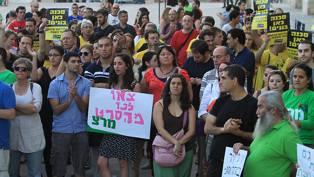 Meretz activists protest against the closure of Cinema City on Shabbat. (Photo: Gil Yohanan)