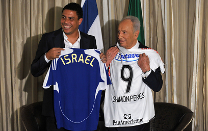 עם רונאלדו הברזילאי (צילום: AFP)