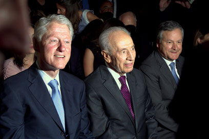 Clinton (L) and Peres in Rehovot (Photo: Amir Levy)