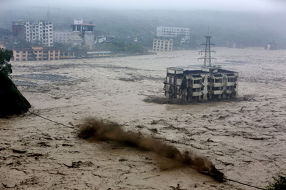 300 מבנים ניזוקו או נהרסו (צילום: AFP)
