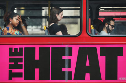 לפחות יש מזגן באוטובוס? נוסעים בלונדון (צילום: גטי אימג&#39;בנק)