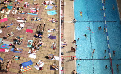 בטן גב. רוחצים בבריכת שחייה בלונדון (צילום: גטי אימג&#39;בנק)