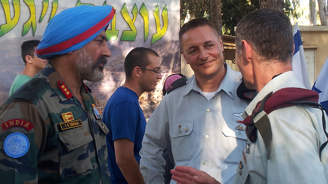 Former UNDOF commander Iqbal Singh with IDF commanders (Photo: Yoav Zitun)