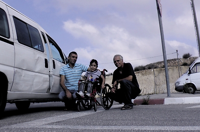 רוט במחסום עם אמג'ד ובתו מארי. "יש יהודי מדהים, שאח שלו נרצח, ובמקום לרצות לנקום הוא עשה דבר ענק כזה למען השלום" רוט במחסום עם אמג'ד ובתו מארי. "יש יהודי מדהים, שאח שלו נרצח, ובמקום לרצות לנקום הוא עשה דבר ענק כזה למען השלום"