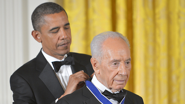 Obama awarding Peres the Medal of Freedom (Photo: AFP) (Photo:AFP)