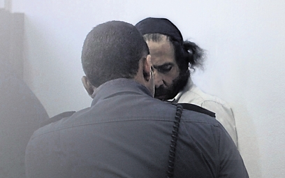 ברגל בבית המשפט. חיים מפותלים (צילום: שלומי כהן) ברגל בבית המשפט. חיים מפותלים (צילום: שלומי כהן)