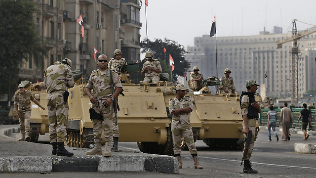 Tanks on streets of Cairo (Photo: AP)