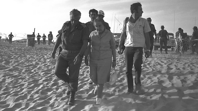 Golda Meir and Ariel Sharon in Sinai, 1973 (Photo: GPO)