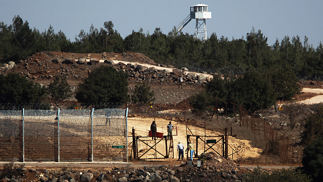Wounded Syrian refugees cross into Israel (Photo: EPA)