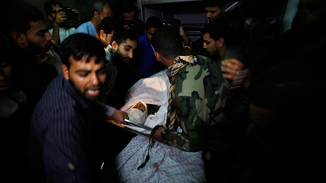 Evacuation of Palestinian casualties (Photo: Reuters)