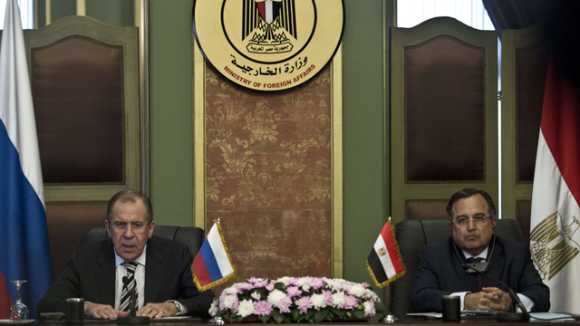 ביקור היסטורי בקהיר של שרי החוץ וההגנה של רוסיה. לברוב ועמיתו המצרי פהמי (צילום: AFP)