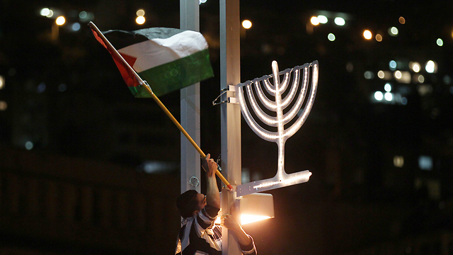 ערב מחאה בחיפה בעיצומו של חג חנוכה  (צילום: EPA)