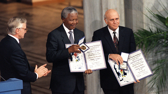 De Klerk and Mandela receive the Nobel Peace Prize (Photo: AFP)  