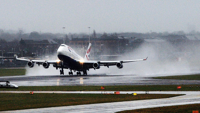 מטוס ממריא בנמל התעופה הית'רו בלונדון (צילום: EPA)
