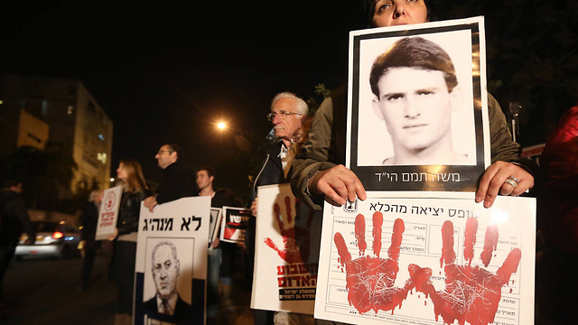 Protesting the release of Palestinian prisoners. (Photo: Gil Yochanon)