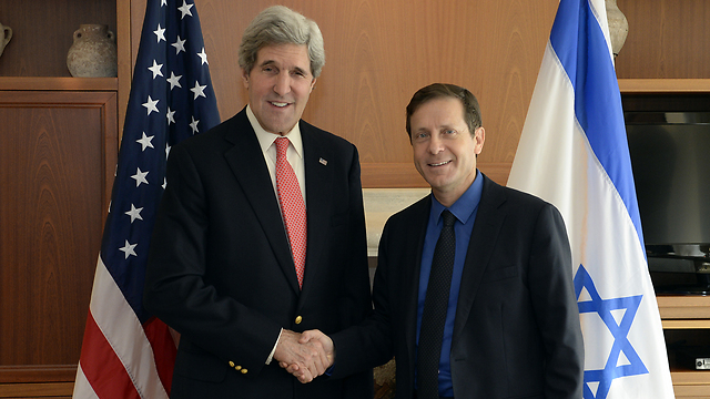 US Secretary of State John Kerry and Opposition Chairman Isaac Herzog (Matty Stern/US Embassy Tel Aviv)