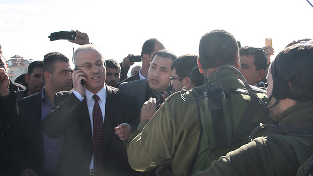 A crowd gathers around Palestinian PM Hamdallah (Photo: Studio Farah, Ramallah)
