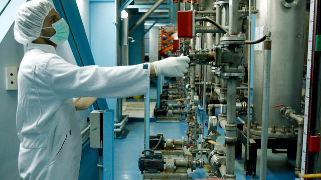 An Iranian technician at the uranium enrichment facility in Isfahan (Photo: EPA)