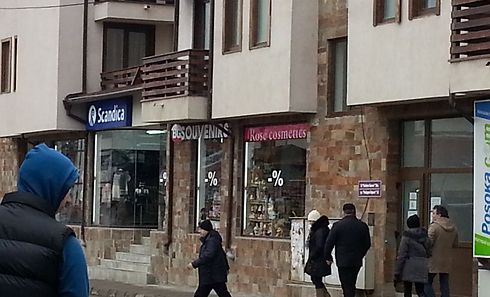 הרחוב בעיירה והמזכרות הנאציות בחנות (צילום: ז'אנה קושניר)