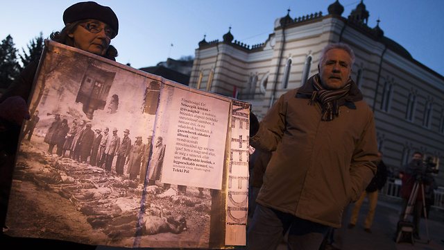 Jewish demonstrators holding Holocaust photo (Photo: EPA)