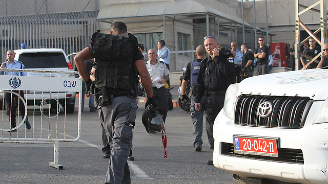 Security forces at Rimonim prison (Photo: Ido Erez)