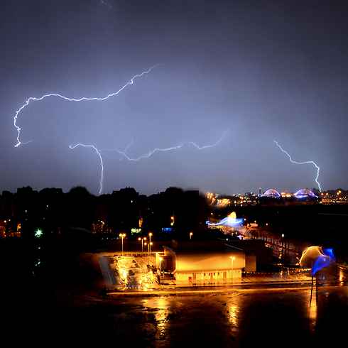 ברקים הלילה בנתניה (צילום: גלית שנהב )