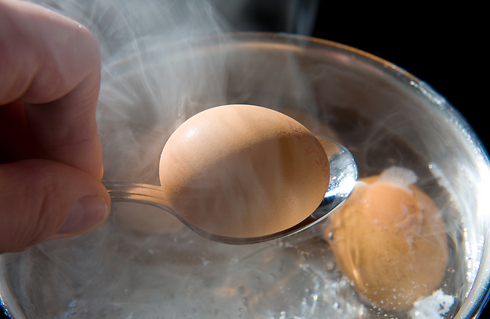 אכלו ביצה קשה לארוחת בוקר, ותהיו שבעים לכל היום (צילום: Shutterstock)