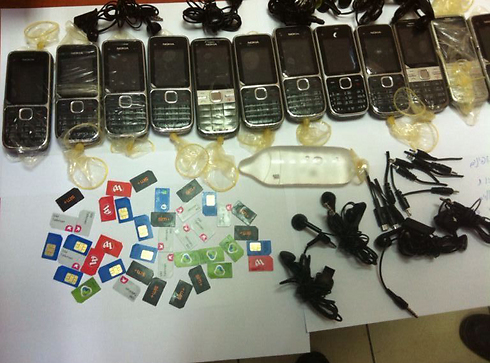 מבריחים טלפונים בקונדומים - תפיסה מהשבוע האחרון  (צילום: דוברות שבס)