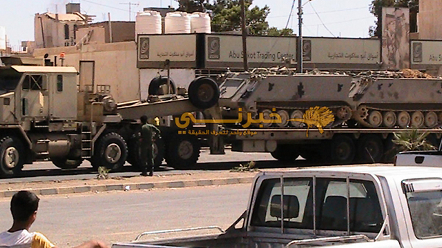 כוחות צבא ירדן בדרך לגבול עם עיראק ()