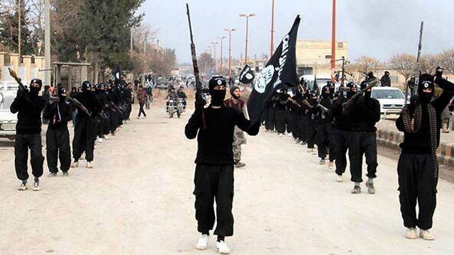 אנשי "דאעש" צועדים בעיראק, אחרי אחד הכיבושים (קרדיט: AP)