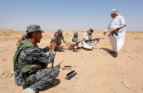 Iraqi forces in desert (Photo: Reuters)