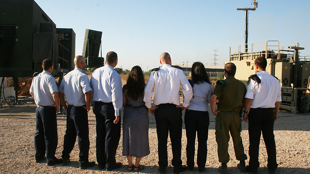 הצוות שמאחורי הקמת הסוללה השמינית (צילום: משרד הביטחון)