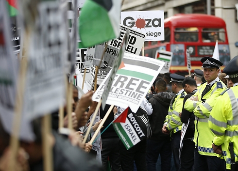 Anti-Israel protesters in London. Campaigning against peace. (Photo: AP)
