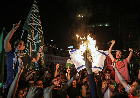 Protesters burn Israeli flag outside consulate (Photo: AP)  