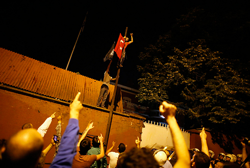 Protestors replace Israel flag with Turkish one (Photo: Reuters) 