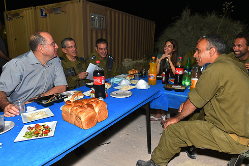 Ya'alon visiting troops at Iron Dome battery (Photo: Ariel Hermoni, GPO)