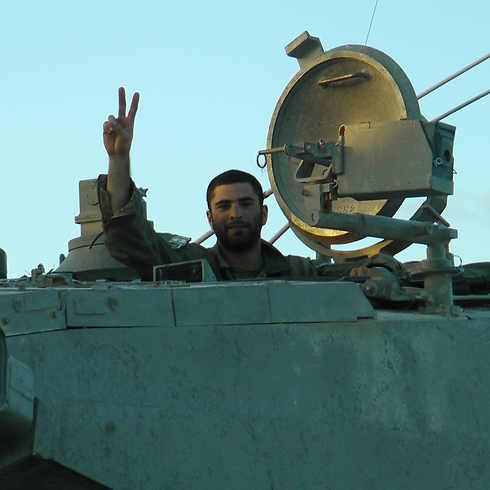 A soldier flashing the V sign inside Gaza (Photo: Yoav Zitun)