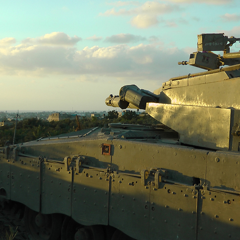 A tank watching Gaza City and its shore (Photo: Yoav Zitun)