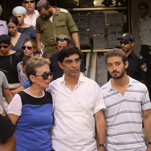 Hadar Goldin's mother Lea, father Simcha and twin brother Tzur at the funeral (Photo: Ido Erez)